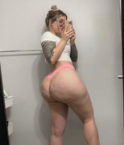 Tattooed Amateur Giant Ass in Panties Taking Selfie